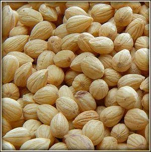 Epice issue du noyau de cerise, mon goût est proche de celui de l'amande amère, je suis :