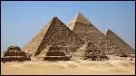 La momie de Khops se trouve dans la Grande Pyramide.