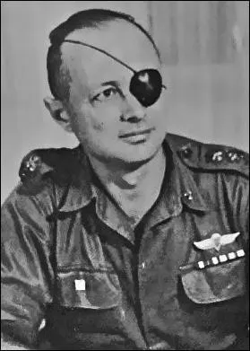 Quel général israélien, plusieurs fois ministre, a été l'artisan de la victoire de son pays en 1956 ?