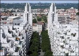 Nous d&eacute;ambulons dans les rues de Villeurbanne. Ville de la banlieue lyonnaise, connue entre autres pour son &eacute;quipe de basket dirig&eacute;e par Tony Parker, vous y d&eacute;couvrirez ses Gratte-Ciel. Nous serons dans le d&eacute;partement ...