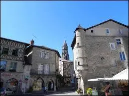 Nous allons faire une petite visite de Saint-L&eacute;onard-de-Noblat, dont ses habitants sont les Miaul&eacute;tous. Travers&eacute;e par la Vienne, vous pourrez d&eacute;couvrir dans cette ville de l'arrondissement de Limoges sa coll&eacute;giale Saint-L&eacute;onard. Pour ce faire, nous devons nous rendre en r&eacute;gion ...