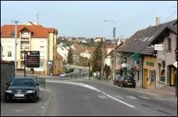 Nous partons &agrave; la d&eacute;couverte de Woustviller. Sinistr&eacute;e &agrave; 70% lors de la Seconde Guerre Mondiale, cette ville de Moselle-Est fut reconstruite de 1945 &agrave; 1959. Nous nous situons en r&eacute;gion ...