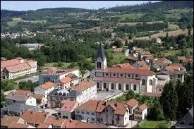 Je vous propose une visite de Plainfaing. Travers&eacute;e par la Meurthe, cette commune lorraine est principalement connue pour sa confiserie (CDHV). Situ&eacute;e au pied du Col du Bonhomme, dans le massif Vosgien, elle se trouve dans le d&eacute;partement ...