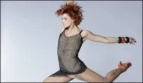 C'est la nouvelle juge, elle était danseuse dans les autres saisons.