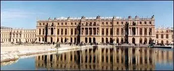 Rapidement, Louis XIV décida d'agrandir le château de Versailles, qui n'était pas assez grand pour accueillir les invités des fêtes. Combien d'appartements trouvait-on au premier étage ?