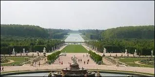 Le Roi suivant fut Louis XVI. Le 15 août 1785, Louis XVI ordonna la réunion de tous les courtisans pour cette fête de l'Assomption. Qui a-t-il fait arrêter ce jour-ci, devant tout le monde ?