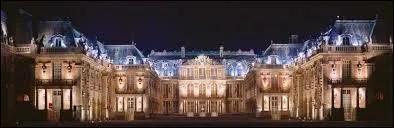 Sautons la Révolution française et ses conséquences. À partir de 1814, Louis XVIII ordonna des travaux dans le château. Que voulait-il en faire ?