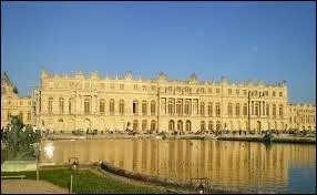 Le château de Versailles est immense ; en effet, il contient 2300 pièces. Actuellement, combien d'entre elles peuvent être visitées ?