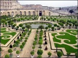 Ce château est entouré d'un magnifique parc, qui s'étend actuellement sur plus de 800 hectares. Avant la Révolution française, il avait une superficie dépassant les 7500 hectares. Sur tous ces hectares, il y a 93 hectares de jardins. Un des plus célèbres jardiniers de Louis XIV fut André Le Nôtre. Lequel de ces châteaux a-t-il aussi décoré de ses célèbres jardins à la française ?