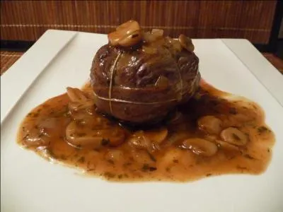 En Provence, quel nom donne-t-on à cette paupiette de boeuf ou de veau préparée en sauce à base de vin, tomates et champignons ?
