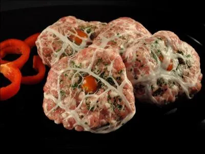 Préparation de farce faite avec de la viande hâchée roulée dans le péritoine du cochon, quel est son nom ?