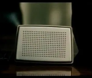 Dans quelle série télévisée des années 70-80 les ordres de mission arrivent-ils par ce petit transistor ?