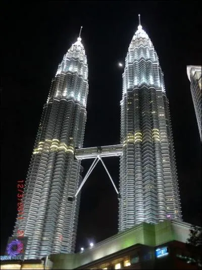 Dans quelle capitale asiatique peut-on voir les tours Petronas ?