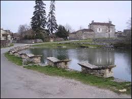 Commune midi-pyrénéenne de l'aire urbaine de Cahors, dans le Quercy, Aujols se situe dans le département ...