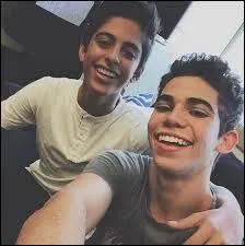 Comment s'appelle l'ami de Cameron sur la photo ?