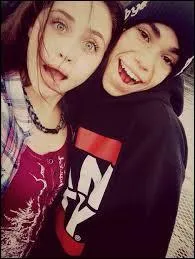 Qui est la fille à côté de Cameron ?