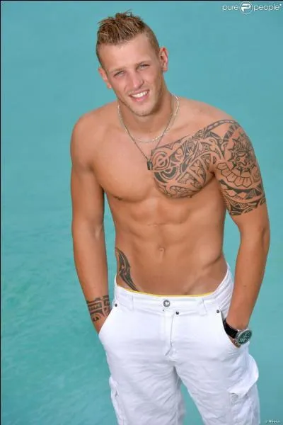 Qui est-ce beau jeune homme ?