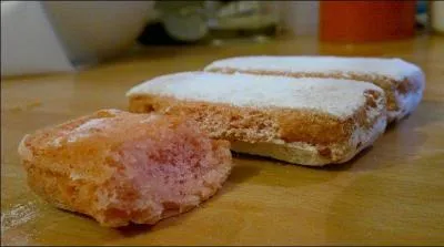 De quelle ville est originaire le biscuit rose ?