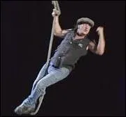 Lors de quelle chanson Brian Johnson, le chanteur du groupe de hard rock AC/DC, est-il suspendu à une énorme cloche ?
