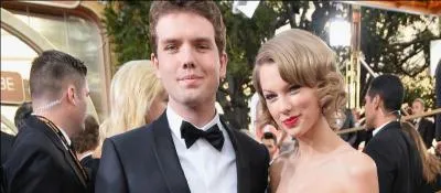 Son frère est _____ de la famille.