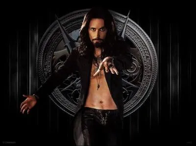 Dans ce film, où il a un rôle assez secondaire, il joue un magicien/chasseur de vampires.