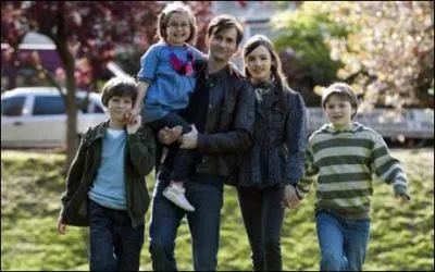 Ici, il joue un père de famille nombreuse dont la vie va être bouleversée par la mort de sa femme.