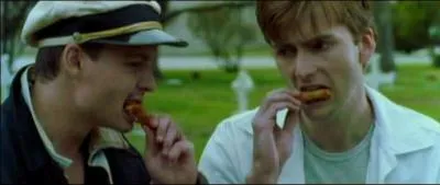 Dans ce film, il joue aux côtés de Johnny Depp.