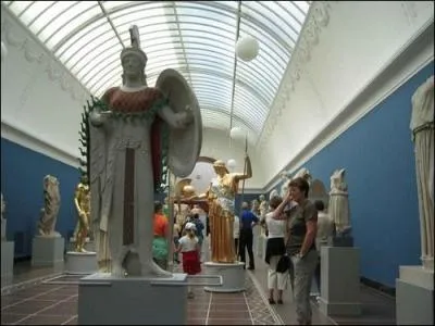 Que trouve-t-on exposé dans une glyptothèque ?