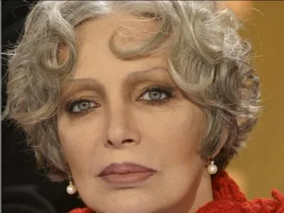 Dans quelle branche Marie Laforêt a-t-elle commencé sa carrière ?