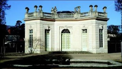 Quel architecte a réalisé le Petit-Trianon à Versailles ?