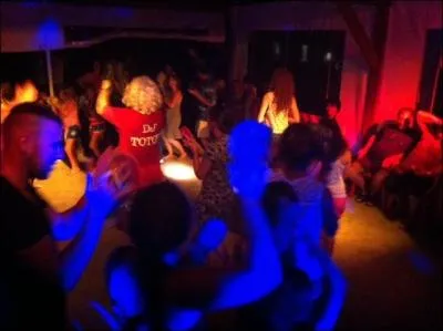 Complétez les paroles de la '' Danse des Tongs'' : "T'es sur une chaise longue, t'as retiré tes tongs..."