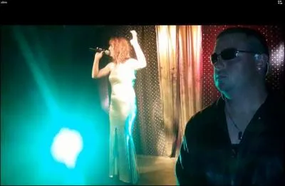 Il s'agit d'un sketch avec l'imitation d'une chanteuse célèbre, laquelle ?