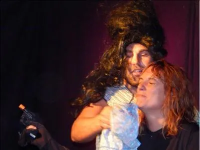 Vous avez adoré voir les animateurs se faire malmener sur scène par une femme de ménage très particulière. Quelle est l'une de ses phrases cultes ?