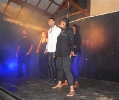 Voici une chorégraphie endiablée pour débuter un spectacle mais sur quelle chanson était-ce ?