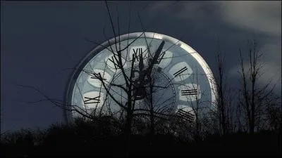 Quelle heure était-il au clocher de l'église, quand Christophe chantait "Une fille va sortir de la mairie, comme chaque soir je l'attends, elle me sourit, il faut que je lui parle à tout prix. Je lui dirai les mots bleus..." ?