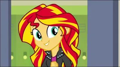 Dans Rainbow Rocks, comment Sunset Shimmer fait-elle pour prévenir Twilight que le lycée est attaqué ?