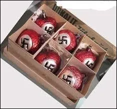 Avant la création des premières boules de Noël vers le milieu du XIXe siècle, avec quoi décorait-on le sapin à l'occasion de cette fête ?