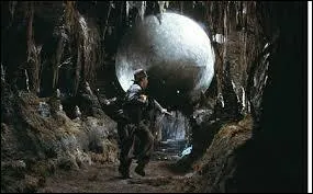 Donnez-moi le titre de ce volet de la saga "Indiana Jones", où l'on voit cette fameuse scène dans laquelle le héros tente d'échapper à une énorme boule :