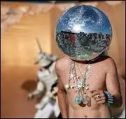 Il est fortement probable que vous dansiez sous une boule à facettes lors d'une soirée :