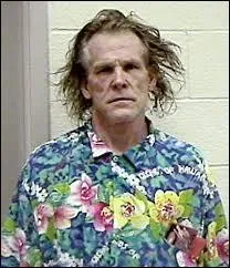 Il a commencé sa carrière au cinéma en 1972. Il a notamment joué dans "U-Turn", "The Player" et "Les nerfs à vif". Qui est cet acteur ?