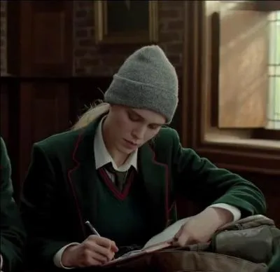 Comment s'appelle cette adolescente ?