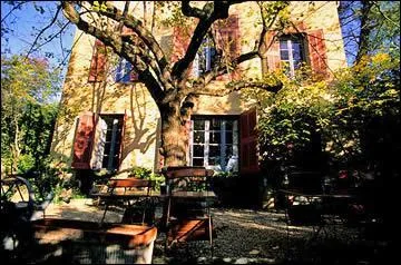 Tous les admirateurs de Cézanne le savent bien : C'est dans cet endroit que l'on ressent avec le plus d'intensité la présence du peintre. Mais, quel est cet endroit ?