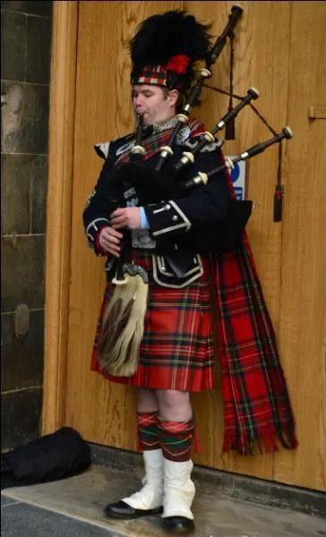 Maintenant que vous savez tout (ou presque) sur la cornemuse, vous allez reconnaître ce sonneur-là, non ?