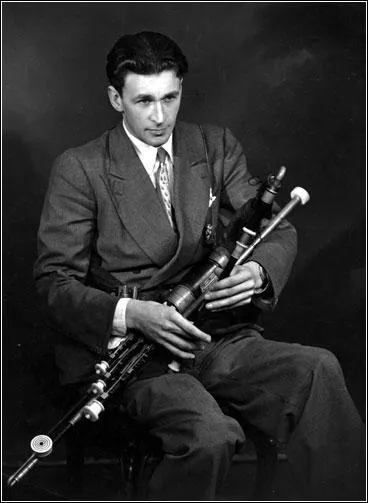 La cornemuse irlandaise (uillinn pipe) a failli disparaître dans les années 50 et 60. Il est vrai qu'elle aurait dû le faire depuis bien longtemps : pourquoi ?