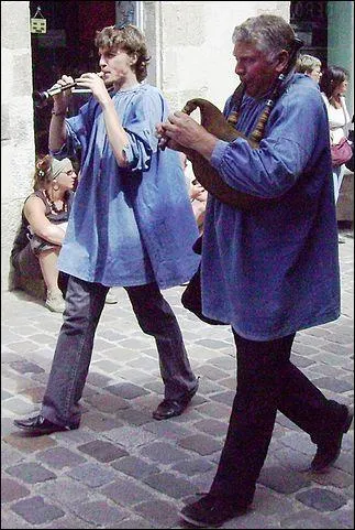 Les joueurs de cet instrument portent d'ailleurs un nom spécial : lequel ?