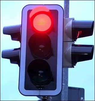 En voiture, si je vois ce feu rouge, dois-je continuer ma route, ou dois-je m'arrêter ?