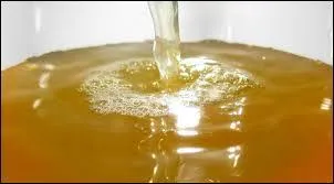 Quel nom porte une boisson fermentée composée uniquement d'eau et de miel ?