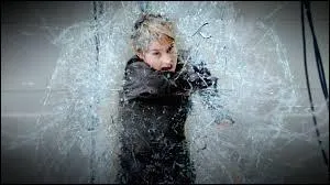 Qui doit affronter Tris avant d'arriver au labo de Jeanine et juste après avoir quitté Marcus ?