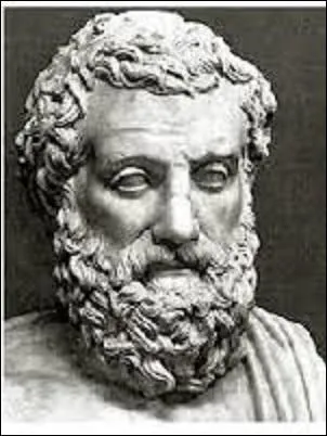 Pourriez-vous me donner le nom de ce dramaturge grec, né vers 526 av. J.-C. , auteur de "L'Orestie" ou bien encore "Les Perses", et qui mourut bêtement en -456 avant notre ère à cause d'un rapace (sans doute un gypaète barbu), qui confondant son crâne chauve avec une pierre lui lâcha dessus sa proie (une tortue), pour casser sa carapace ?
