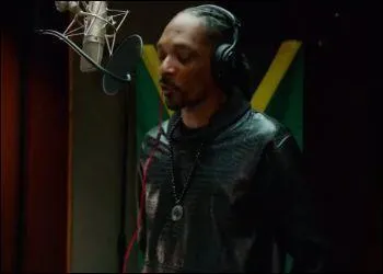 Dans Pitch Perfect 2, qui vient au studio où travaille Beca ?